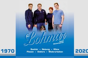 Eine Gruppe von vier Personen und einem Hund posiert freundlich vor einem blauen Hintergrund, der den Firmennamen zeigt.