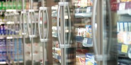 Seitliche Front von einem Tiefkühlregal in einem Supermarkt