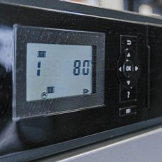 Ein digitales Display zeigt die Temperatur von 80 Grad und die Stufe 1 auf einem modernen Küchengerät.