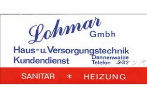 Das Schild zeigt den Firmennamen Lohmar GmbH und bietet Dienstleistungen in der Haus- und Versorgungstechnik an.