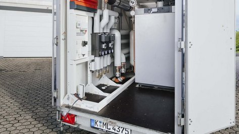 Der Innenraum eines technischen Fahrzeugs zeigt verschiedene Rohre und Geräte, die für industrielle Anwendungen genutzt werden.