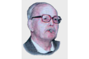 Ein älterer Mann mit Brille und einem Zigarre im Mund schaut nachdenklich in die Kamera.