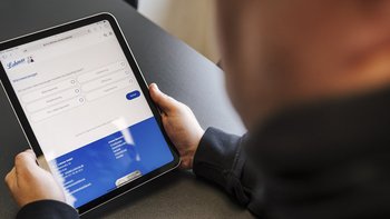 Auf dem Bildschirm des Tablets sind Optionen für verschiedene Wärmequellen wie Wärmepumpen und Öl zu sehen.