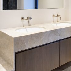 Ein modernes Badezimmer mit einem eleganten Doppelwaschtisch aus Marmor und Holz, der eine stilvolle Atmosphäre schafft.