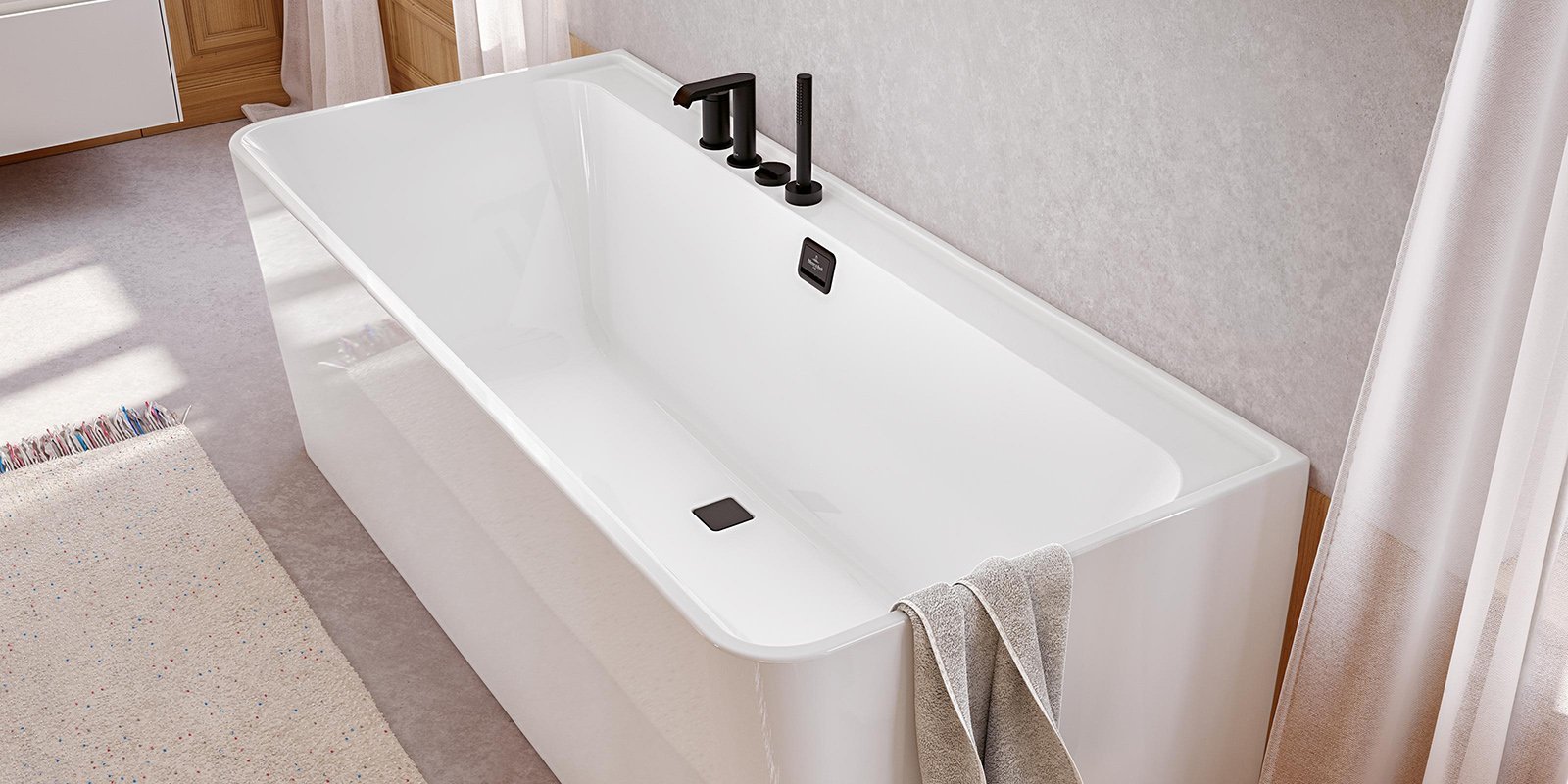Eine moderne Badewanne aus weißem Material steht in einem hellen Badezimmer mit sanften Lichtstrahlen.