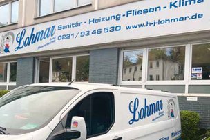 Das Geschäft 'Lohmar' bietet Sanitär-, Heizungs- und Klimadienstleistungen an, sichtbar durch das große Schild über dem Eingang.